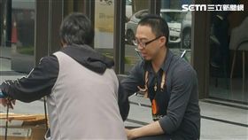 拾荒阿婆點柳程汁　咖啡店長決定這樣做（圖／劉世澤攝）