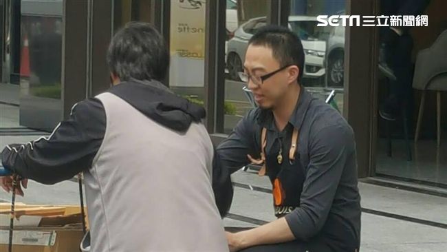 拾荒阿婆點柳橙汁　咖啡店長這樣做