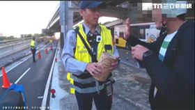 黎男受檢誆稱自己攜帶的紙罐內是客戶的模型，打開就要賠償50萬元的違約金，直到警方說出願意代墊才認罪（翻攝畫面）