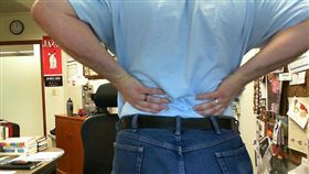 痠痛,腰痠,腰圍,腹部,上班族（圖非新聞當事人／攝影者Michael Sauers,flikr CC License／網址http://bit.ly/2fDmOlr）