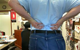 痠痛,腰痠,腰圍,腹部,上班族（圖非新聞當事人／攝影者Michael Sauers,flikr CC License／網址http://bit.ly/2fDmOlr）