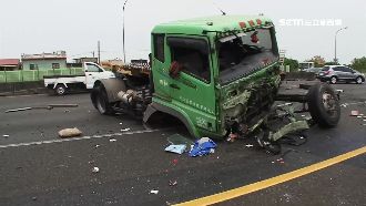 拖板車國道失控　衝破護欄撞對向貨車