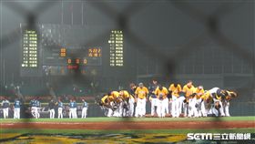 ▲中信兄弟與Lamigo在2016年4月8日上演6小時04分大戰。（資料照／記者王怡翔攝）