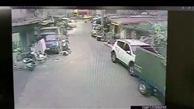 天外飛來一隻貓撲臉，女騎士嚇歪撞路人（圖／警方提供）