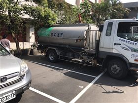 灑水車倒車不慎，將分隔土城分局跟土城區公所的圍牆撞倒。（圖／警方提供）