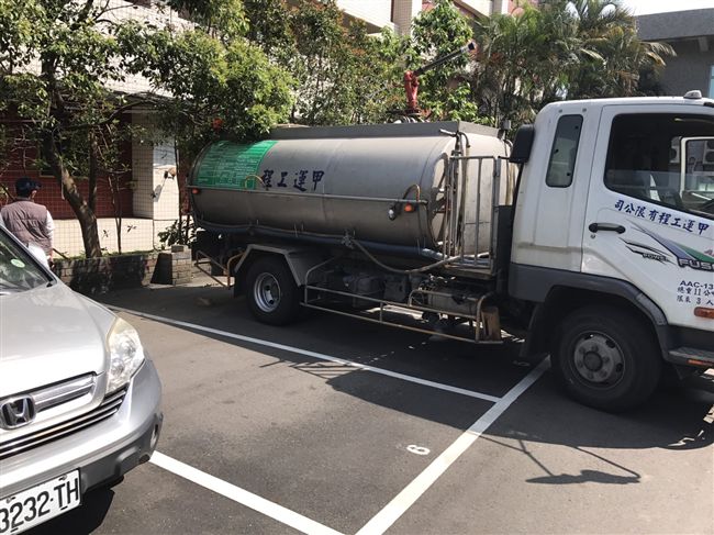 灑水車PK圍牆　車無損圍牆倒了..
