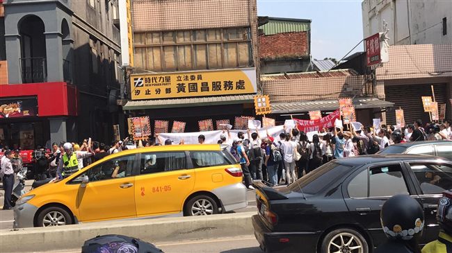 黃國昌挺同婚　千人遊行怒喊罷免