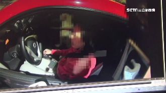 女駕違停拒檢比中指　還關車窗夾員警