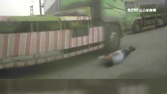 拖板車右轉輾機車　騎士趴地僅輕傷