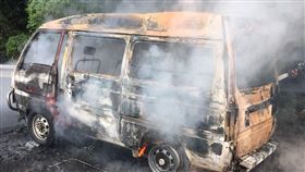廂型車發出怪聲，駕駛下車查看，引擎蓋冒煙起火。（圖／新北市消防局提供）