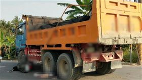 高雄,旗山,中興街,砂石車,機車,車輪,死亡,車禍-翻攝畫面