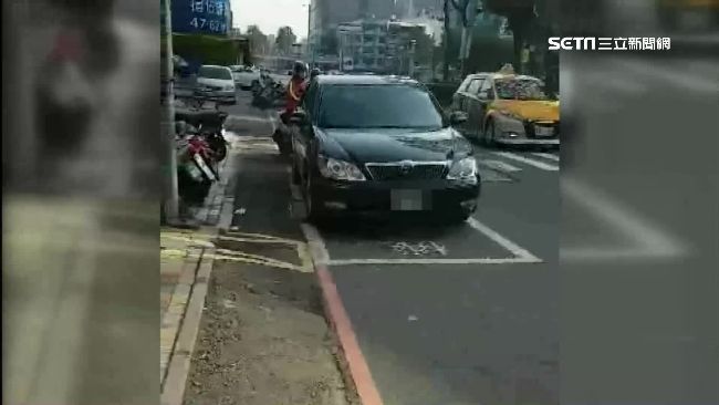 超商前全紅線　汽車霸「待轉區」停車