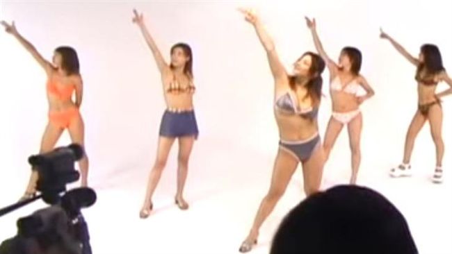 巨乳女星糗到爆　男團面前「掉出奶」