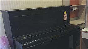 女搶買便宜鋼琴　不知如何運回家（圖／台南市環保局提供／中央社）