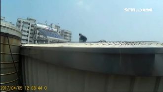 豬隊友出賣！毒蟲躲查緝趴屋頂險墜樓