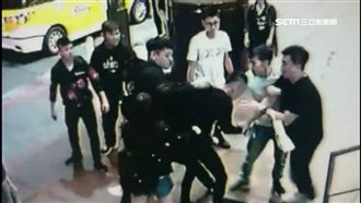 KTV前打群架　驚見黑衣男亮「槍」