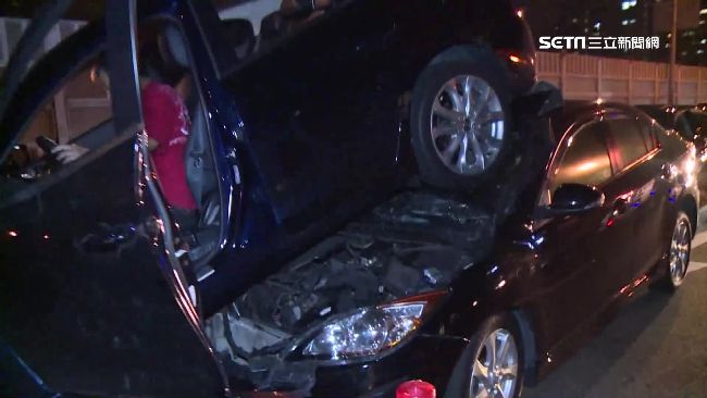 4車連環追撞　轎車遭鏟起如疊疊樂