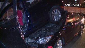 4車連環追撞　轎車遭鏟起如疊疊樂