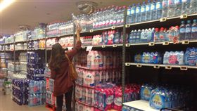 比利時超市常見有一大排的礦泉水區，種類之多令人眼花撩亂，瓶裝水的價格親民，加上這裡的自來水屬於硬水，讓當地民眾習於買水。(中央社)