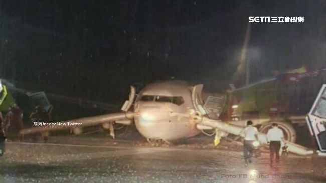 馬航衝出跑道　雨中降落失敗機腹犁田