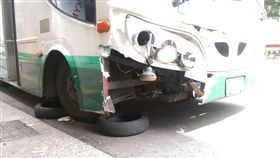 北市北投區石牌路公車煞車失靈，往前撞公車，14人傷送醫。翻攝