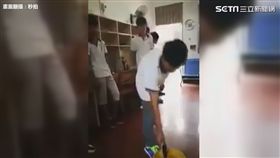 老師要學生把手機拿去泡水。