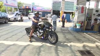 為了安全？重機加油竟被趕到機車島