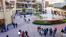 母親節即將到來，除了百貨公司以外，就連OUTLET也推出超值2折起的優惠，位於桃園的美式露天休閒購物村盛大舉辦專屬節慶繽紛蝴蝶節，最低2折起。(圖／桃園華泰名品城提供)