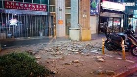 羅斯福路二段1棟大樓磁磚無故掉落，所幸當時並無人車經過，因此並未造成人員受傷（翻攝畫面）