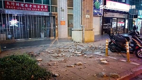 北市大樓磁磚整片崩落　警封鎖現場