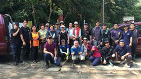 一行12人平安獲救後，與消防人員一同合影留念。（圖／消防提供）