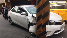 潘男恍神自撞電線杆，反抱怨架設位置太外面（翻攝畫面）