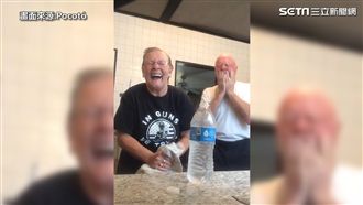 秀魔術給老伴看…下一秒夫妻大笑