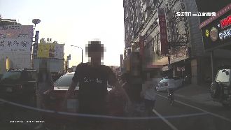 離警所十公尺　馬三駕駛當街砸車叫囂