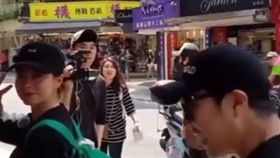 南韓節目《Running Man》被捕獲正在台灣拍攝！主持成員哈哈（河東勳）、宋智孝、梁世贊（樑世燦）背著顏色鮮豔的包包，在台北永康街出沒，身旁跟著節目PD與許多隨行攝影，宋智孝看到粉絲拍攝，還對鏡頭比YA，展現可愛親民的模樣，讓粉絲驚喜不已。－翻攝自JuHui Kang ( @jh716_kang ) IG