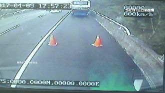 國道遊覽車尾突噴火　後車目擊憂爆炸