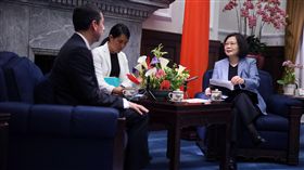 蔡英文總統今（10）日上午接見國際公平貿易組織執行長索托（Darío Soto Abril）一行。（總統府提供）