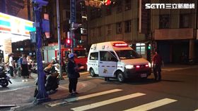 台北市萬華區發生1名男子慘遭黑衣人砸車及圍毆，男子倒地後仍遭痛打，警消獲報趕抵現場後，雙方均已離開現場（翻攝畫面）