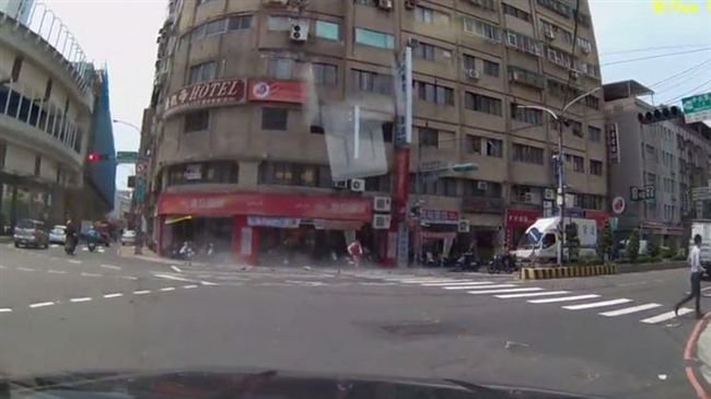 天降「磁磚雨」襲擊！路人驚逃慘被砸
