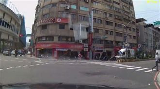 天降「磁磚雨」襲擊！路人驚逃慘被砸