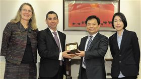 行政院副院長林錫耀今（10）日在行政院接見「國際公平貿易組織」執行長索托。（圖／行政院提供）