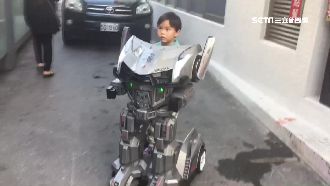 穿梭車陣　男童開「金剛車」進得來速