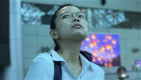 民進黨前黨工李明哲遭中國大陸以「涉嫌危害國家安全
」為由拘留調查，李明哲太太李凈瑜（前左2）原訂10
日搭機赴北京「救夫」，但台胞證卻遭註銷，李凈瑜直
呼很震驚、難過，稍早已失落返家。

圖／中央社