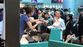 民進黨前黨工李明哲遭中國大陸以「涉嫌危害國家安全
」為由拘留調查，李明哲太太李凈瑜（前左2）原訂10
日搭機赴北京「救夫」，但台胞證卻遭註銷，李凈瑜直
呼很震驚、難過，稍早已失落返家。

圖／中央社