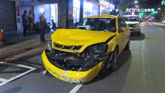 機車衝撞計程車　騎士噴飛撞破超商窗