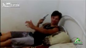 男子玩槍險自轟（圖／翻攝YouTube）