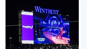 David Ross登上小熊主場大螢幕。（圖／翻攝自推特）