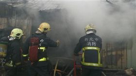 警消人員趕赴現場灌救。（圖／消防提供）