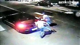 卓男在撞球館巧遇仇人發生爭吵，遭店家趕離後竟烙來十多人砸店，警方獲報到場時一哄而散（翻攝畫面）