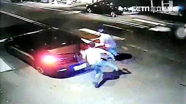 遇仇人砸撞球館　屁孩見警未逃先腿軟